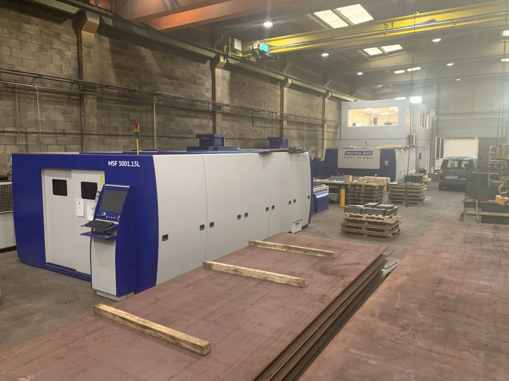 Taller de corte de metales en Barcelona con máquina de corte láser fibra Microstep MSF 300115L