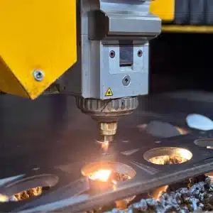 Trabajos de corte metálico en taller de metalurgia en Sabadell