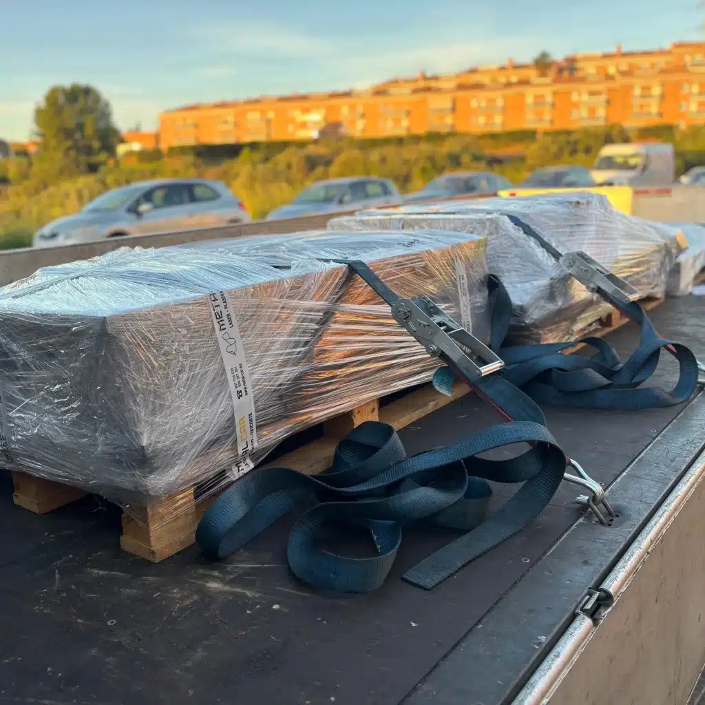 Camion con carga pesada de piezas metalicas en Sabadell