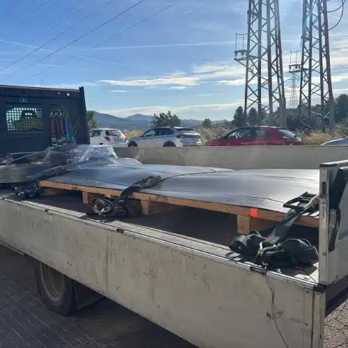 Entrega de chapas y piezas metálicas para talleres de Rubí con nuestro servicio de logística industrial diaria.