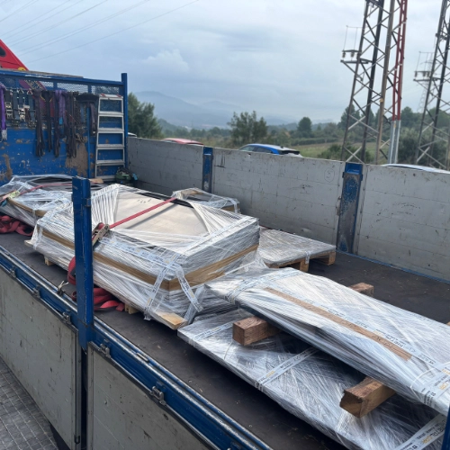 Chapas metálicas cargadas en camión para rutas industriales en el Vallès Oriental