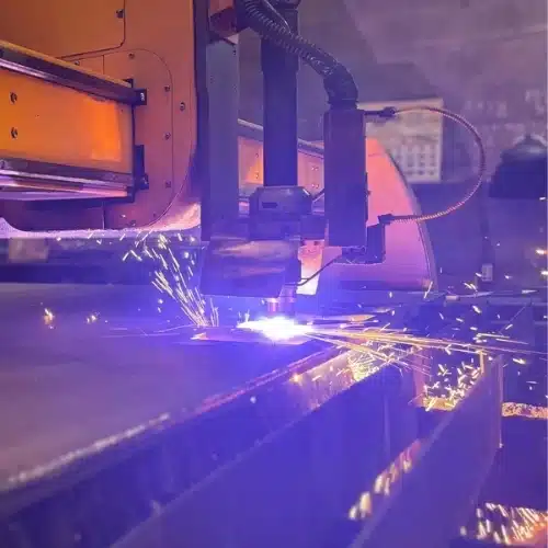 Máquina de corte por plasma HD trabajando sobre chapa metálica con alta precisión.