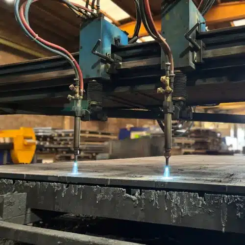 Equipo de oxicorte CNC cortando chapa de gran espesor en las instalaciones de Metalcar en Granollers