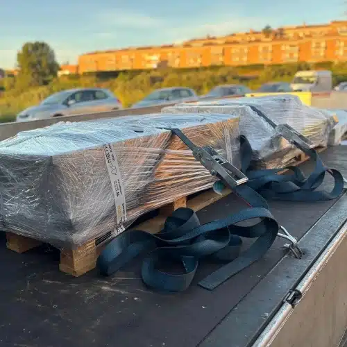 Carga de chapas metálicas paletizadas listas para entrega industrial en empresas del Baix Llobregat