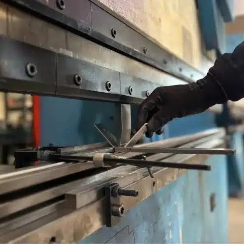 Proceso de plegado CNC de chapas metálicas en taller industrial de Cornellà de Llobregat